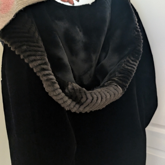 Luxurious Black Coat with Faux Fur Trim - Picture 9 of 9